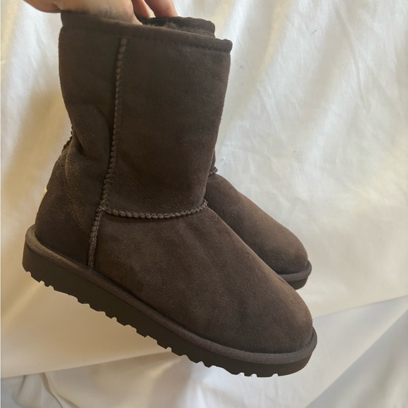 Brown classic kids UGGS - Picture 2 of 9